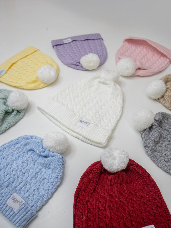 Gorro tejido con pompon